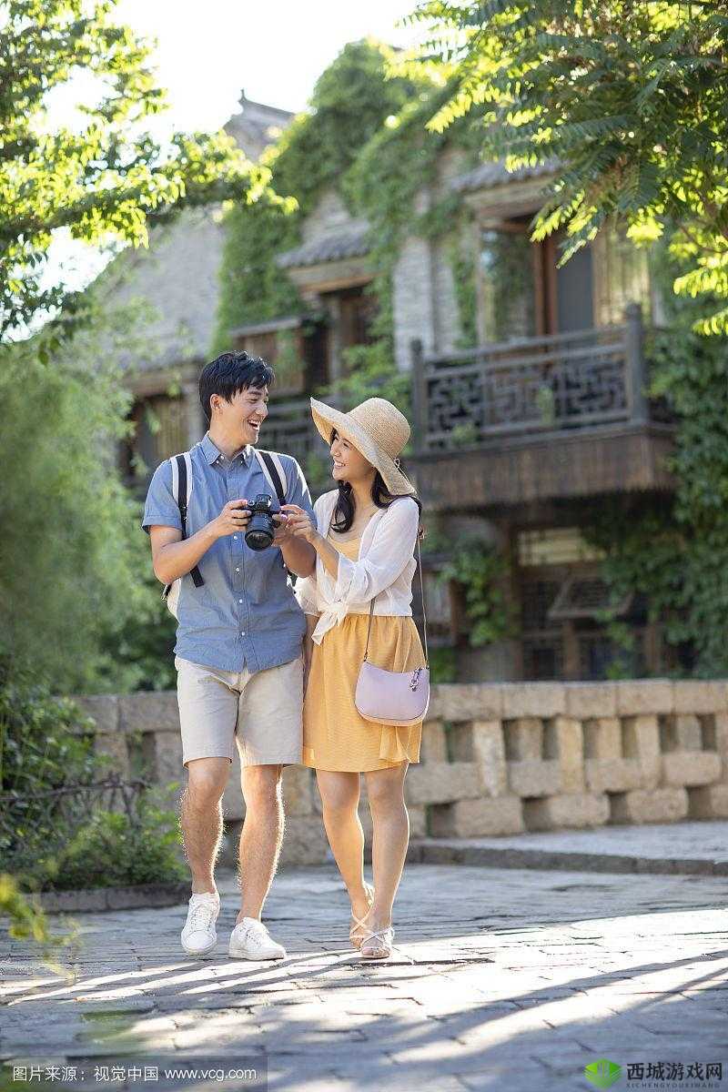 和朋友夫妻旅游互动：共享欢乐时光留下美好回忆