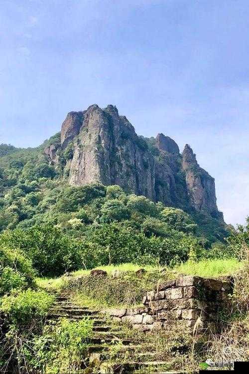 又大又白两座山峰:让人浮想联翩的独特自然景观