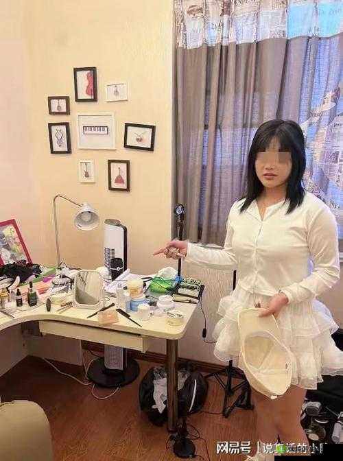 色人伊伊的真实身份揭秘:她如何在网络世界中迅速走红并赢得大量粉丝?